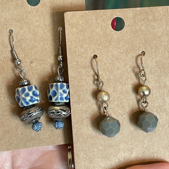 💐5/25 two pair dangle drop blue white barrel gold silver tone earrings - Picture 2 of 9